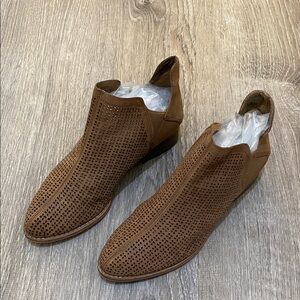 VINCE CAMUTO • SZ. 7 women